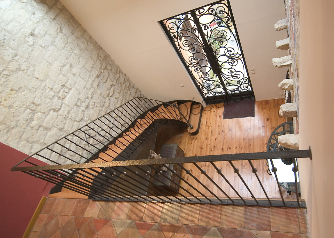 Photo DT33 - ESCA'DROIT® Balancé 1/4 Tournant Bas. Escalier d'intérieur métal et bois style 'bistrot' pour une décoration classique. Vue 4